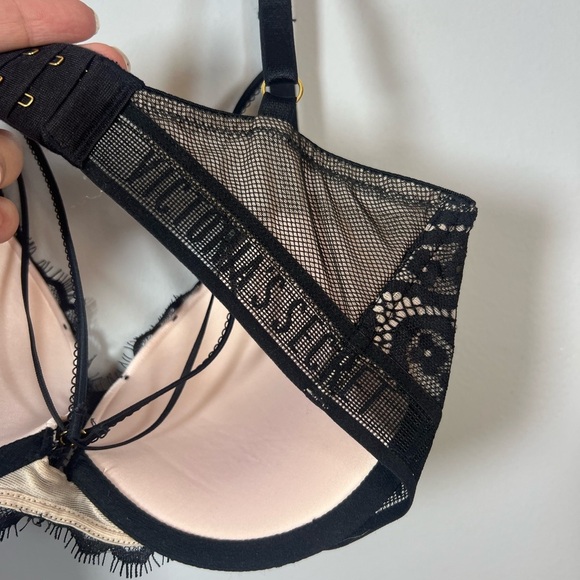 Victoria’s Secret Very Sexy Push Up Bra with Straps 32DD - Picture 6 of 7